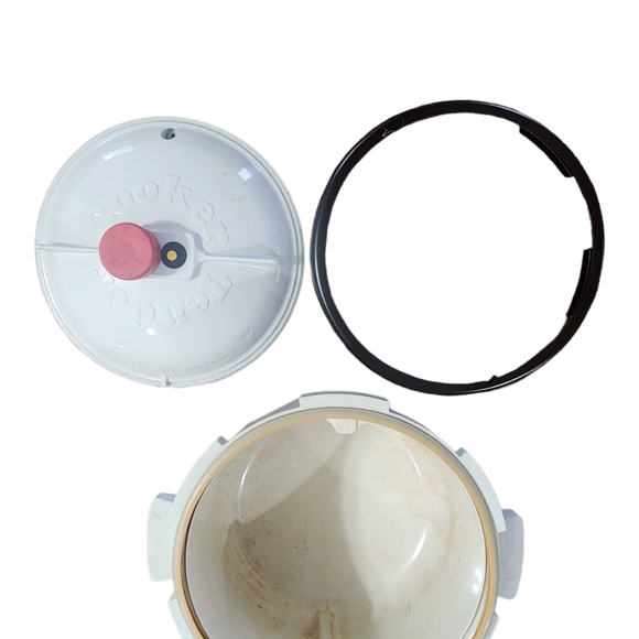 Betty Crocker Tender Cooker for the Microwave - Picture 2 of 8